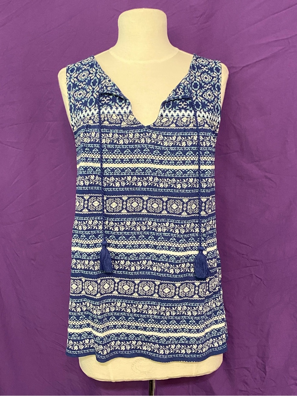 NWT Lucky Brand Blue and White Boho Batik V-Neck Tassels Tank. Size S/P.